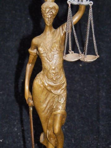 Naar Mayer - sculptuur, Fraai Sculptuur van Vrouwe Justitia