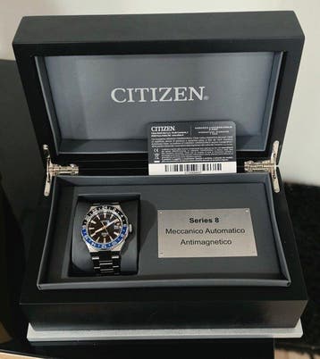 Citizen - Series 8 GMT Automatic Batman bezel - 4220-0055 -, Nieuw