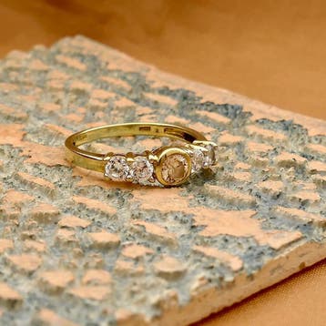 Gouden rijring met zirconia, Gebruikt, 19 tot 20, Ophalen of Verzenden, Met edelsteen