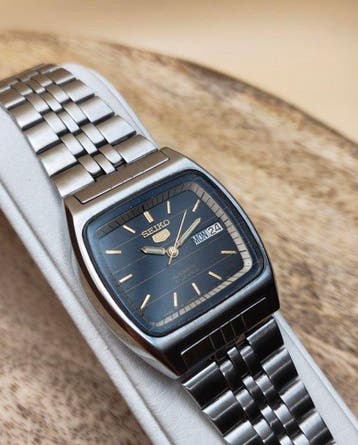 Seiko - SEIKO 5 Automatic TV DIAL Black & Gold - Day/Date -