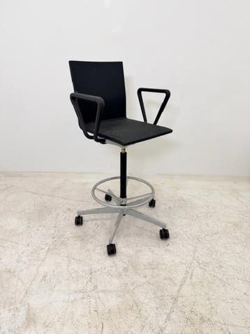 Vitra 04 High baliestoel met armleuningen zwart, Vergader- of Presentatieruimte, Ophalen of Verzenden, Gebruikt, Stoel