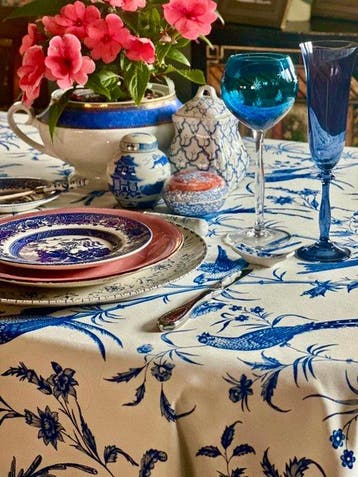 Tafelkleed met een patroon van blauwe vogels voor grote