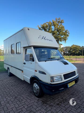 Uniek! Leuke Iveco paardenwagen! Stuur rechts!, Ophalen, Zo goed als nieuw, Aluminium, 2-paards trailer