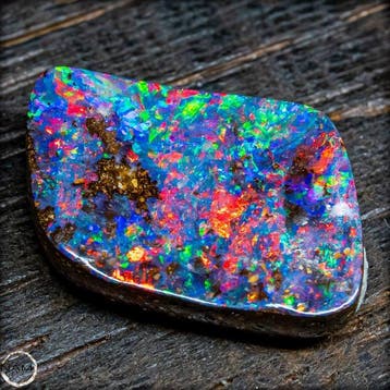 Australische Boulderopal cabochon met intensief meerkleurig