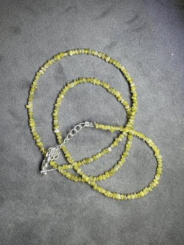 Ketting van ruwe diamanten in groen-geel + 925 zilver -