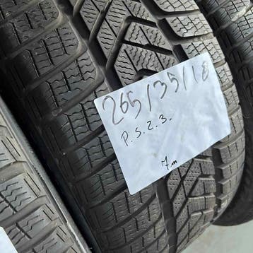 2 x Pirelli Sottozero 3 265-35-18 Winterbanden 7mm, Auto-onderdelen, 18 inch, Gebruikt, 265 mm, Band(en)