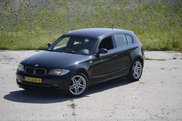 BMW 118i Executive | Xenon | Navi | Cruise | PDC | LM Velgen, Auto's, 1-Serie, Gebruikt, Zwart, Overige kleuren
