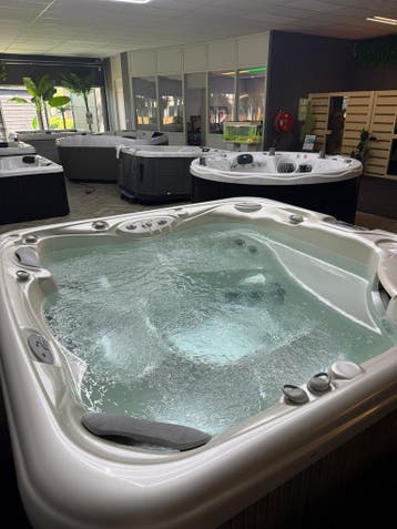 Hotspring Spa / Jacuzzi met 2 Massagemotoren – motomassage, Ophalen, Zo goed als nieuw, Pomp, Vast