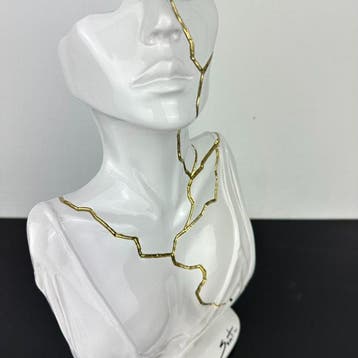 Santicri - Tired face (white and gold)