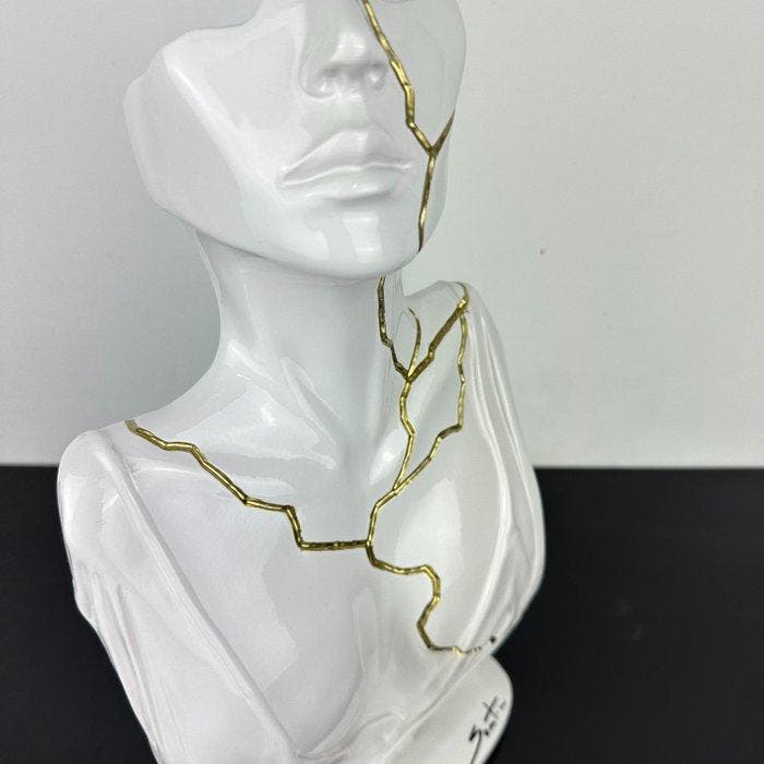 Santicri - Tired face (white and gold), Antiek en Kunst, Kunst | Designobjecten