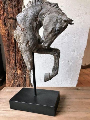 sculptuur, Paard op voetstuk - 43 cm - Polystone/ Resin
