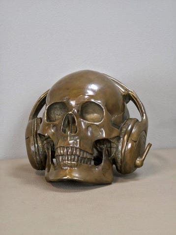 sculptuur, Brons schedel met koptelefoon Music never dies