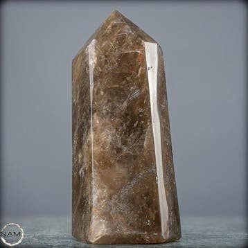 Natuurlijke rookkwarts-obelisk – markante structuur met