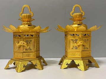 Buddhist altar lanterns (Tsuridr-style lanterns) -