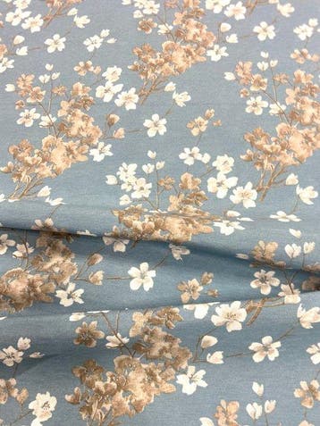 1561 Verfijnd stof met bloemen op een poederblauwe