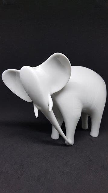 Royal Dux - Beeldje - White Elephant - Porselein