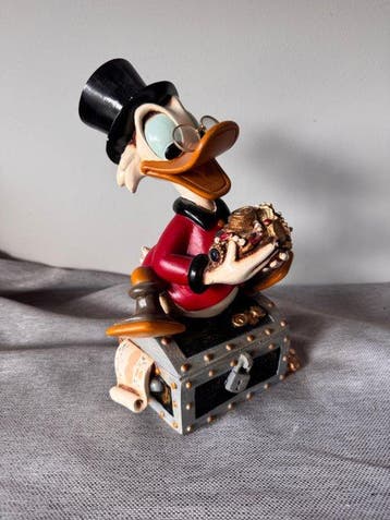Disney - Uncle Scrooge sitting on a Treasure Box 28 cm, Nieuw