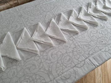 Tovaglia puro lino con ricamo a mano 12 posti Tablecloth