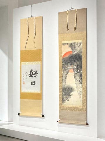 Twee Japanse hangende rollen: Den met schilderij van de
