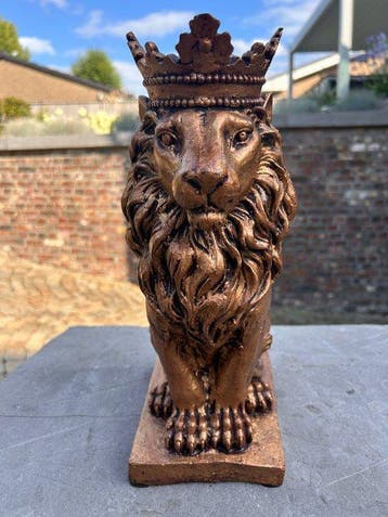 sculptuur, Zware leeuw met kroon - 36 cm - Gietijzer