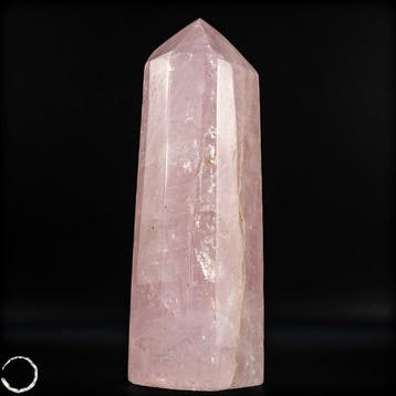 Prachtige rozenkwarts-obelisk – Symbool van liefde en