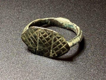 Viking periode Brons Aantrekkelijke ring met een gegraveerd