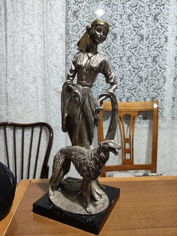 Beeld, Donna con cane al guinzaglio - 41 cm - Zinklegering,
