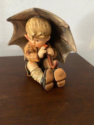Goebel - M.I. Hummel (M.I. Hummel) - Beeldje, Umbrella Boy -