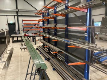 Online veiling: 2x draagarmstelling met inhoud