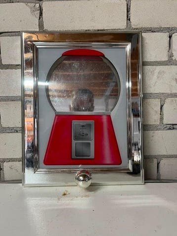 Decoratieve spiegel met kauwgomballenautomaat – Pop Art