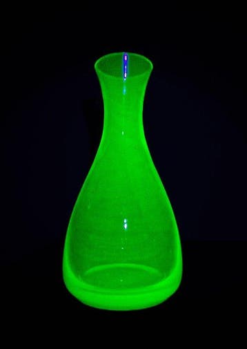 Vase en verre uranifère - Vaas - Uraniumglas, Antiek en Kunst