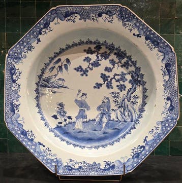 Indrukwekkend octagonaal bord van Chinees blauw-wit