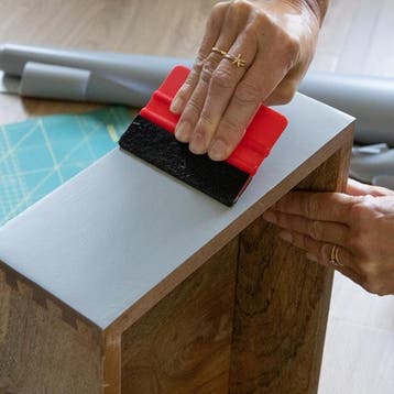 Je Ikea kast nieuwe look geven? Plakfolie tafel tv-meubel, Nieuw