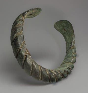 Bronstijd / IJzertijd oude gedraaide armband (bangle)