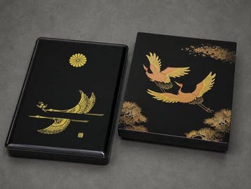 Japanse lakwerk 2-delige set – Kraanvogel, den & chrysant, Antiek en Kunst