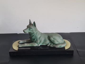 mooi gestileerd beeld van liggende herdershond - Art Deco -, Antiek en Kunst