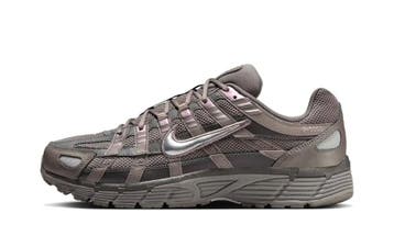 Nike P-6000 Cave Stone Medium Ash Flat Pewter Metallic Silve, Kleding | Heren, Nieuw