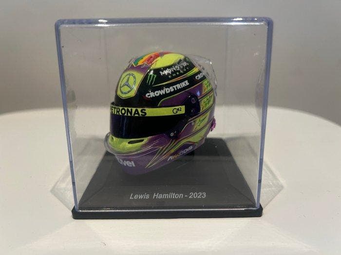 Mercedes - Formule 1 - Lewis Hamilton - 2023 - Pitcrew helm, Hobby en Vrije tijd, Modelauto's | 1:5 tot 1:12