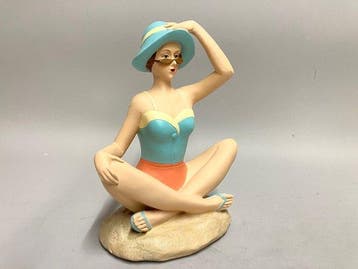 Beeldje - Vrouw op het strand - Polystone - gemalen steen