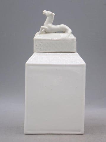 Theekistje / doosje - Met gebeeldhouwd paardenornament -, Antiek en Kunst