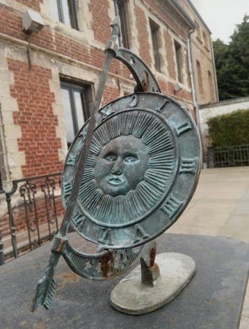Figuur - Bronzen tafelzonnewijzer met het gezicht van de Zon, Antiek en Kunst