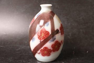 Sakefles met rode pruimenbloesem – Gesigneerde Japanse