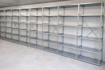 Grote voorraad stellingen met directe levering