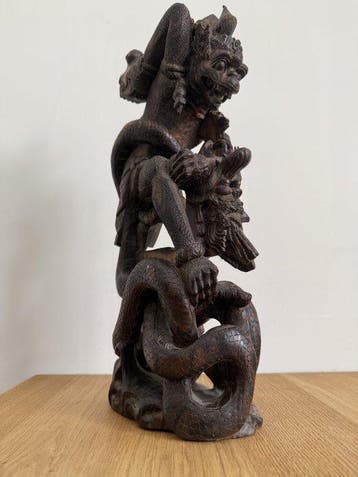 Balinees sculptuur Hanuman en Naga - Hout - Indonesië - 20e