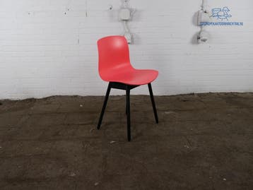 Tweedehands kantinestoel koraalroze kuip zwart frame, Verzenden, Gebruikt, Kunststof
