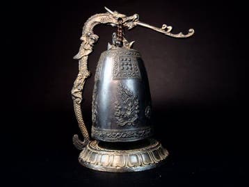 Altaarschel - Brons, Tempelbel met een houtsnijwerk van een