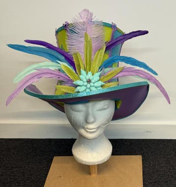 Hoge hoed aqua/lime/lila, Kleding | Dames, Carnaval, Nieuw, Ophalen of Verzenden, Accessoires