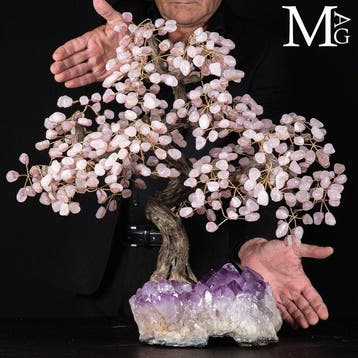 Grote handgemaakte rozenkwarts-edelsteenboom op een