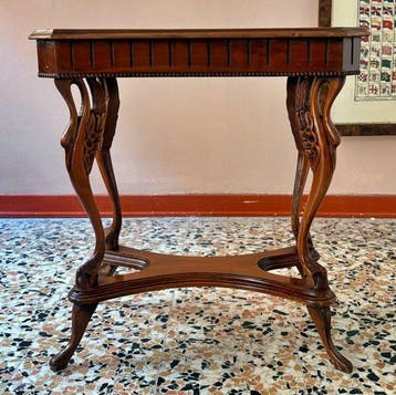 Tafel - Hout - Benen bewerkt met gravure van grote zwanen., Antiek en Kunst