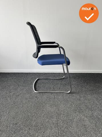 Interstuhl Hero vergaderstoel - Blauwe zitting met zwart net, Vergader- of Presentatieruimte, Ophalen of Verzenden, Gebruikt, Stoel